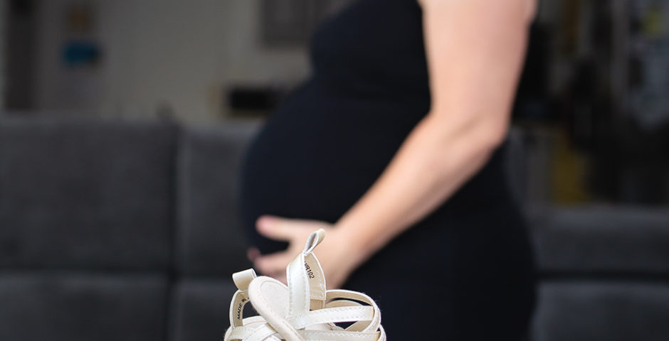 photo grossesse chaussures bébé