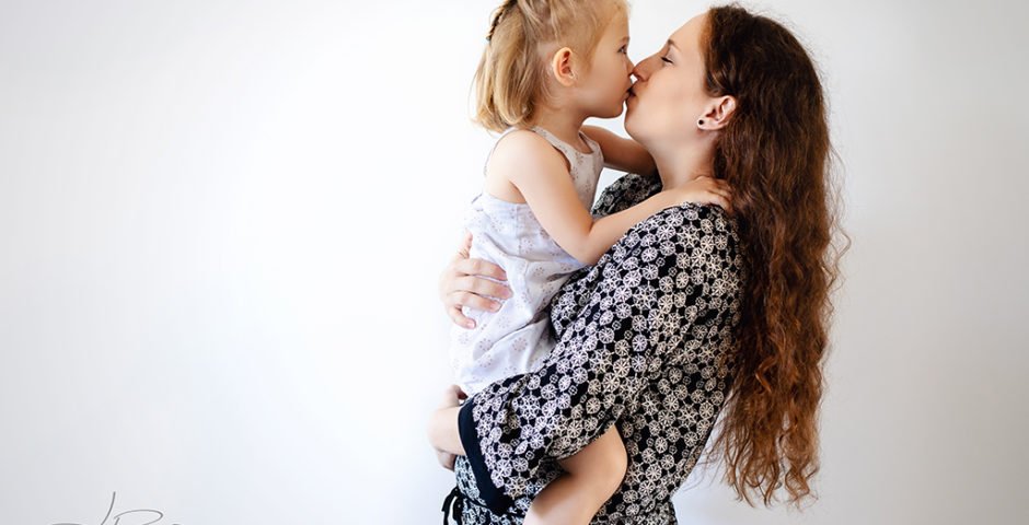 grossesse maman + fille photos bisou fond blanc