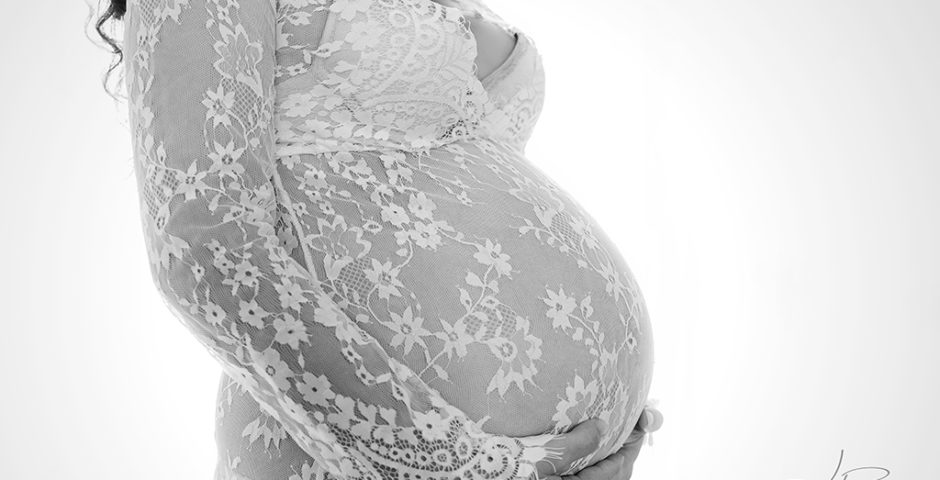 grossesse maman photos fond blanc robe dentelle noir et blanc
