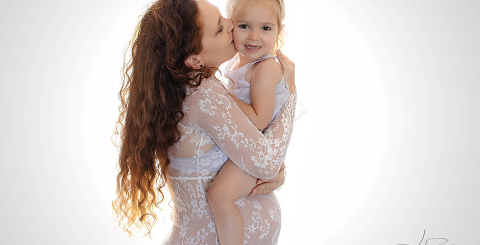 grossesse maman photos fond blanc robe dentelle aînée bisou