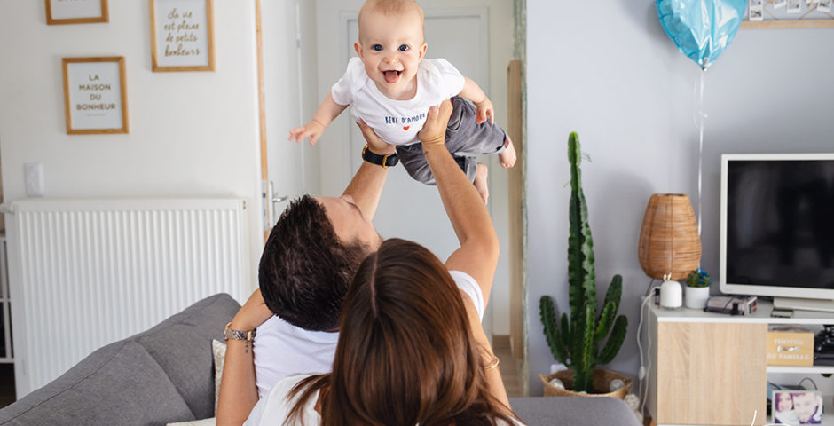 lifestyle bébé grandit 9 mois gars avion