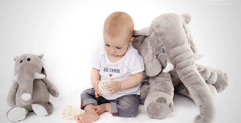 lifestyle bébé grandit 9 mois gars fond blanc éléphant nounours