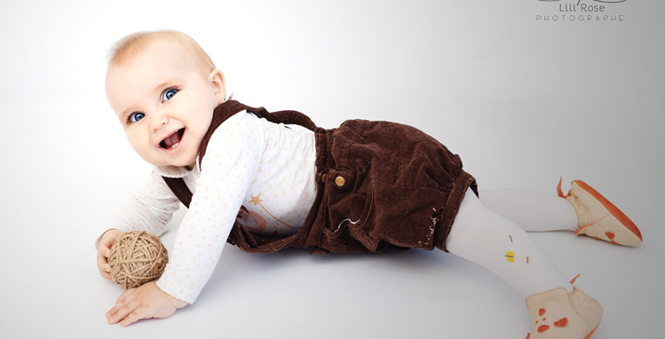 bébé assis 9 mois fille photographe bleu nounours