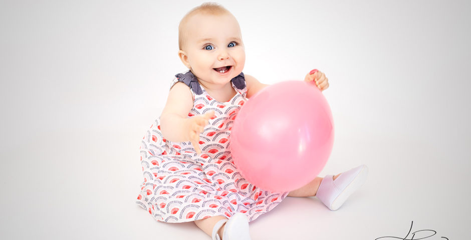 bébé-assis-9-mois-fille-photographe-rose-ballon