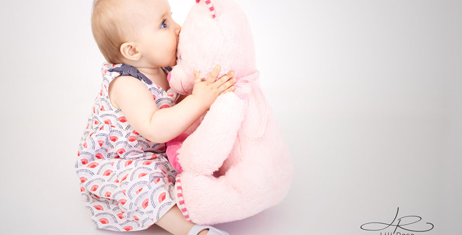 bébé-assis-9-mois-fille-photographe-rose-bisou-nounours