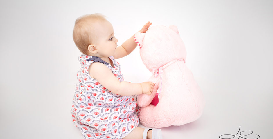 bébé-assis-9-mois-fille-photographe-rose-nounours