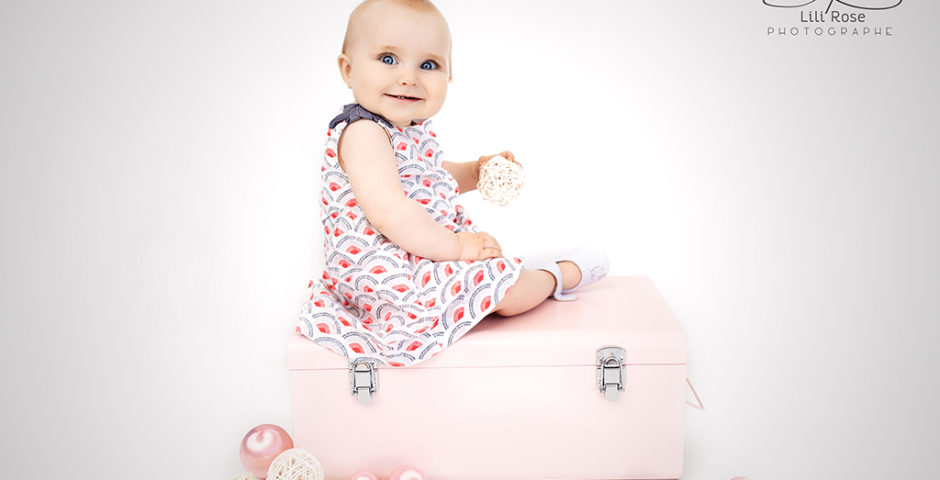 bébé-assis-9-mois-fille-photographe-rose-valise-1