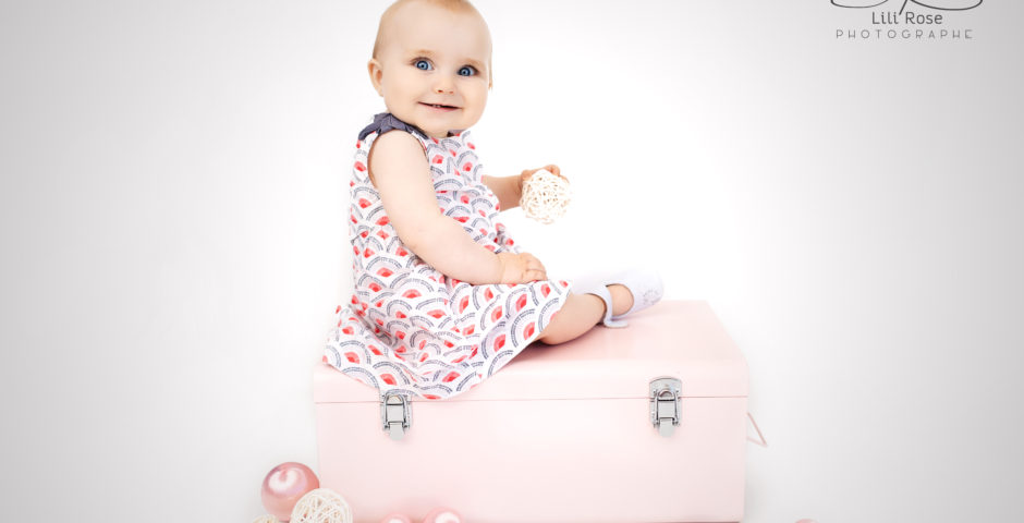 bébé-assis-9-mois-fille-photographe-rose-valise