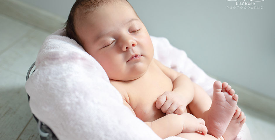 séance newborn bébé fille